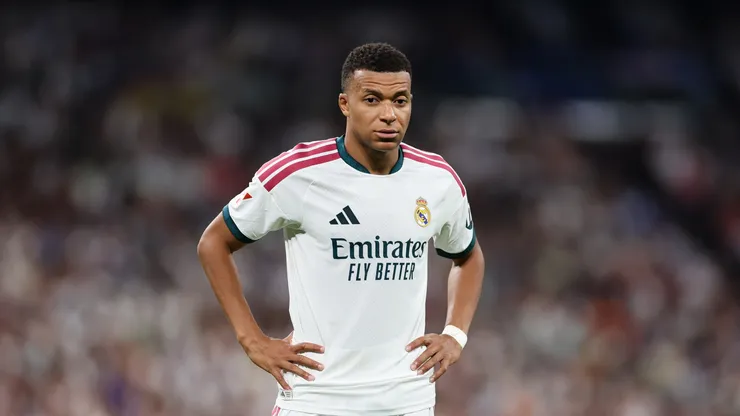 Kylian Mbappe do Real Madrid observa durante a partida LaLiga EA Sports 2026/27 entre Real Madrid e Rayo Vallecano de Madrid no Estádio Santiago Bernabeu em 12 de setembro de 2026 em Madrid, Espanha. (Foto de Florencia Tan Jun/Getty Images)