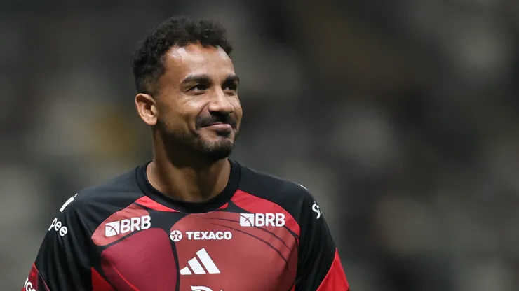 Danilo jogador do Flamengo durante aquecimento antes da partida contra o Atlético-MG no estadio Arena MRV pelo campeonato Brasileiro A 2026. Foto: Gilson Lobo/AGIF