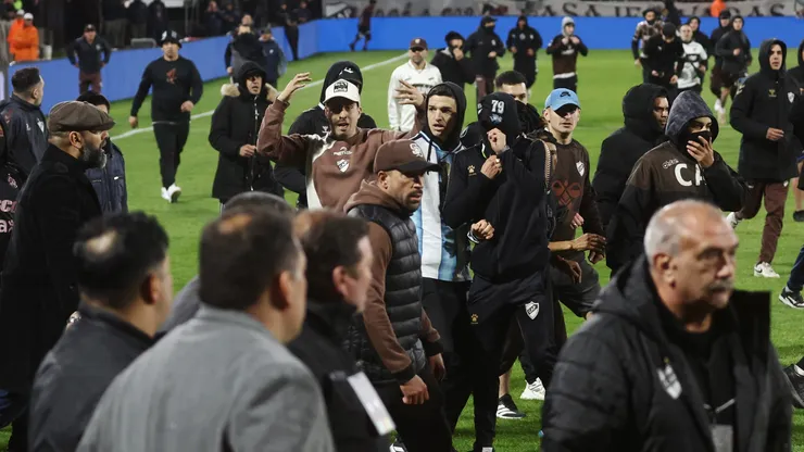 Torcedores do Platense invadem o campo após a partida de volta das quartas de final da Copa CONMEBOL Libertadores entre Platense e Fluminense no Estádio Ciudad de Vicente Lopez em 15 de setembro de 2026 em Vicente Lopez, Argentina. (Foto de Marcos Brindicci/Getty Images)