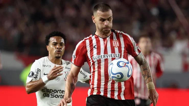Leandro Gonzalez Pirez do Estudiantes controla a bola contra Kaio Cesar do Corinthians durante a partida de ida das quartas de final da Copa CONMEBOL Libertadores entre Estudiantes e Corinthians no Estádio Jorge Luis Hirschi em 09 de setembro de 2026 em La Plata, Argentina. (Foto de Marcos Brindicci/Getty Images)