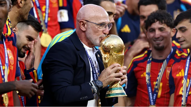 Luis de la Fuente, técnico da Espanha, beija o troféu de campeão da Copa do Mundo de 2026. (Photo by Buda Mendes/Getty Images)