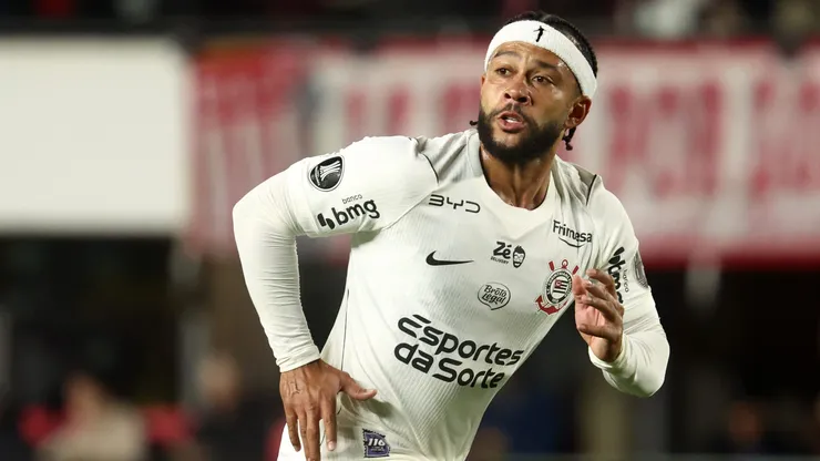 Memphis Depay of Corinthians looks on during the Copa CONMEBOL Libertadores Quarter-final first leg match between Estudiantes and Corinthians at Jorge Luis Hirschi Stadium on September 09, 2026 in La Plata, Argentina.