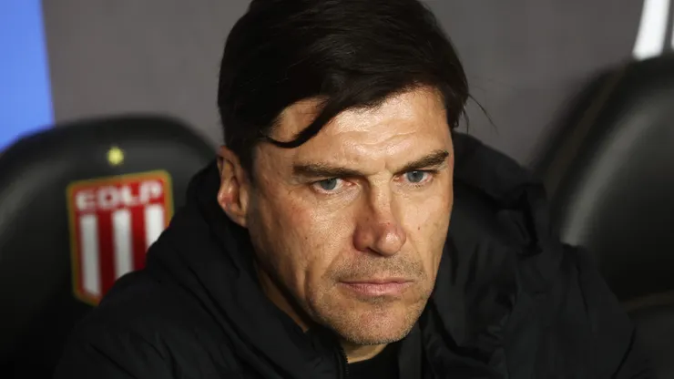 LA PLATA, ARGENTINA - SEPTEMBER 09: Alexander Medina, head coach of Estudiantes, looks on prior to the Copa CONMEBOL Libertadores Quarter-final first leg match between Estudiantes and Corinthians at Jorge Luis Hirschi Stadium on September 09, 2026 in La Plata, Argentina. (Photo by Marcos Brindicci/Getty Images)