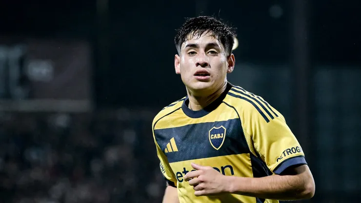 Tomas Aranda do Boca Juniors observa durante uma partida do Torneo Clausura Mercado Libre 2026 entre Platense e Boca Juniors no Estadio Ciudad de Vicente Lopez em 15 de agosto de 2026 em Vicente Lopez, Argentina. (Foto de Marcelo Endelli/Getty Images)