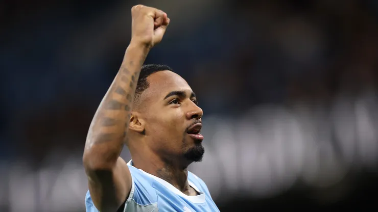 Allan comemora o terceiro gol de sua equipe durante a partida entre Manchester City e Norwich City. (Photo by Carl Recine/Getty Images)