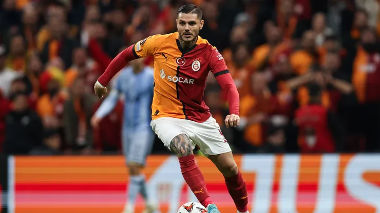 ISTANBUL, TURKEY - NOVEMBER 7: Mauro Icardi of Galatasaray controls the ball during the UEFA Europa League 2024/25 League Phase MD4 match between Galatasaray A.S. and Tottenham Hotspur at Ali Sami Yen Spor Kompleksi on November 07, 2024 in Istanbul, Turkey. (Photo by Ahmad Mora/Getty Images)