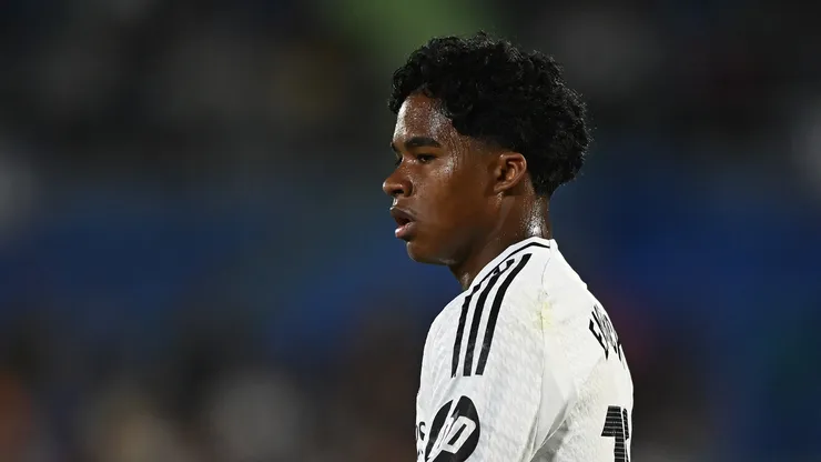 Endrick, do Real Madrid, observa durante a partida da LaLiga entre Getafe CF e Real Madrid CF no Coliseu Alfonso Pérez, em 23 de abril de 2025, em Getafe, Espanha. (Foto de Denis Doyle/Getty Images)