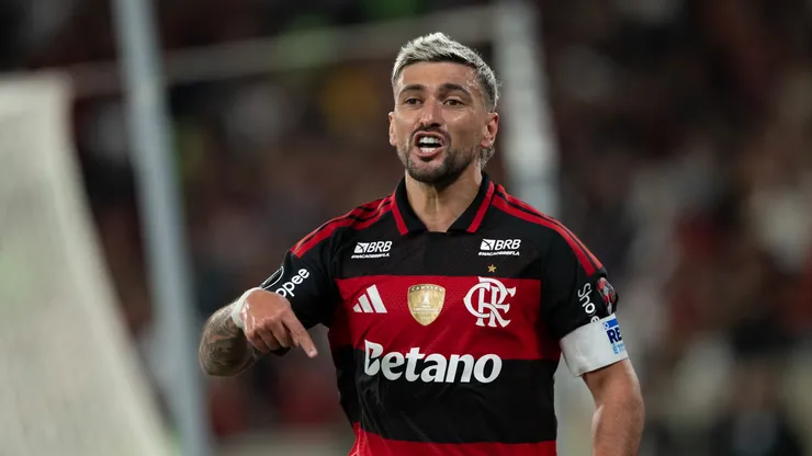 Arrascaeta jogador do Flamengo comemora seu gol durante partida contra o Independiente del Valle no estádio Maracanã pelo campeonato Copa Libertadores 2026. Foto: Jorge Rodrigues/AGIF