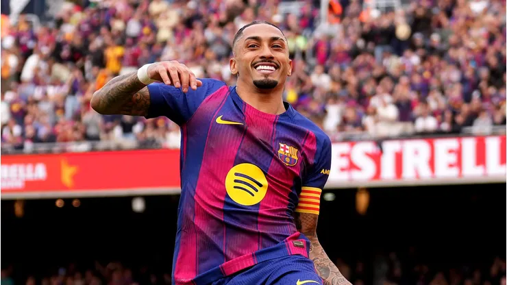Raphinha comemora o segundo gol durante a partida da LaLiga entre Barcelona e Sevilla no Camp Nou. (Photo by Alex Caparros/Getty Images)
