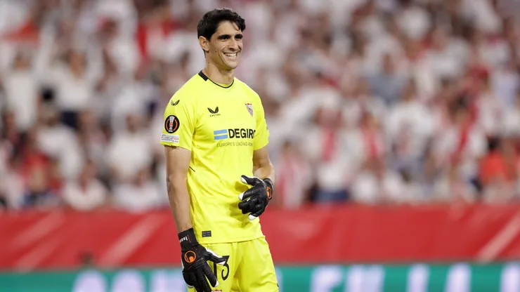 SEVILLE, SPAIN - APRIL 20: Yassine Bounou of Sevilla FC celebrates victory after defeating Manchester United during the UEFA Europa League Quarterfinal Second Leg match between Sevilla FC and Manchester United at Estadio Ramon Sanchez Pizjuan on April 20, 2023 in Seville, Spain. (Photo by Gonzalo Arroyo Moreno/Getty Images)