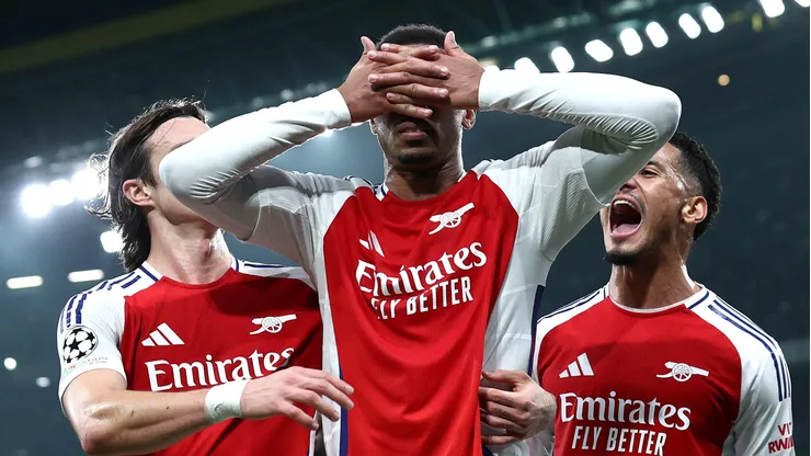 LISBON, PORTUGAL - NOVEMBER 26: Gabriel of Arsenal celebrates scoring his team's third goal with teammates during the UEFA Champions League 2024/25 League Phase MD5 match between Sporting Clube de Portugal and Arsenal FC at Estadio Jose Alvalade on November 26, 2024 in Lisbon, Portugal. (Photo by Carlos Rodrigues/Getty Images)