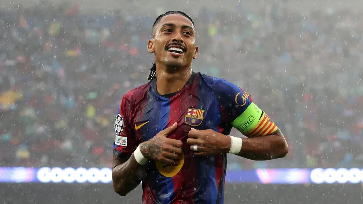 Raphinha comemora gol durante a partida da Liga dos Campeões entre Barcelona e Feyenoord. (Photo by Judit Cartiel/Getty Images)