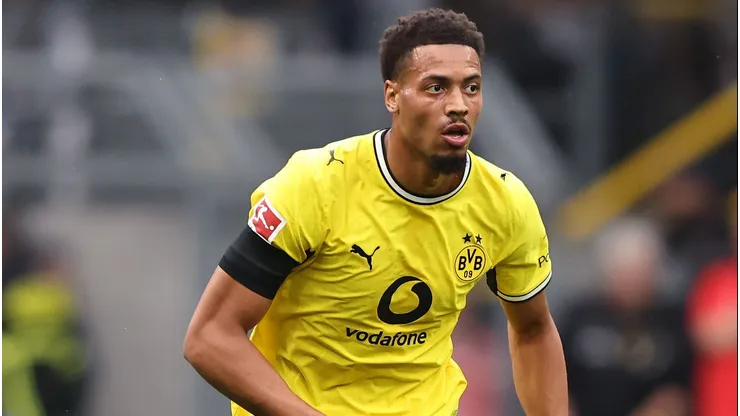 Felix Nmecha durante a partida da Bundesliga entre Borussia Dortmund e Hamburger. (Photo by Christof Koepsel/Getty Images)