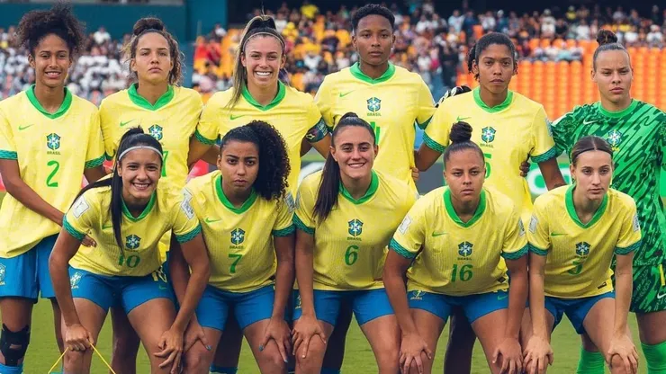 Players from the Brazilian Women's National Team pose for a photo before the U-20 World Cup match. Photo by CBF