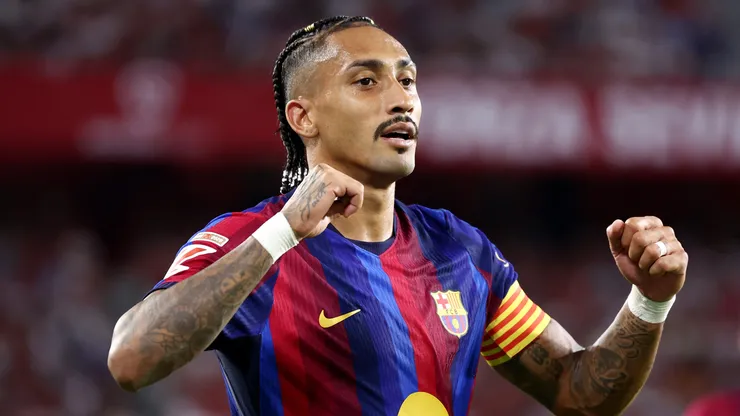 Raphinha comemora o segundo gol durante a partida da LaLiga entre Sevilla e Barcelona. (Photo by Fran Santiago/Getty Images)
