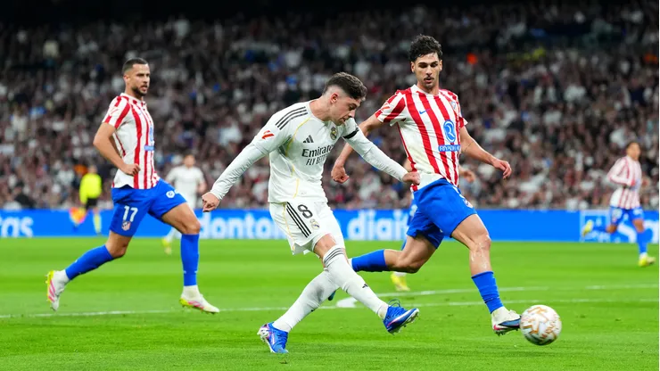 MADRID, SPAIN - MARCH 22: Federico Valverde of Real Madrid shoots whilst under pressure from Johnny Cardoso of Atletico de Madrid during the LaLiga EA Sports match between Real Madrid CF and Atletico de Madrid at Estadio Santiago Bernabeu on March 22, 2026 in Madrid, Spain. (Photo by Angel Martinez/Getty Images)