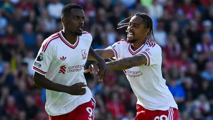 Alexander Isak comemora com Bradley Barcola após marcar durante o jogo da Premier League entre Bournemouth e Liverpool. (Photo by Mike Hewitt/Getty Images)