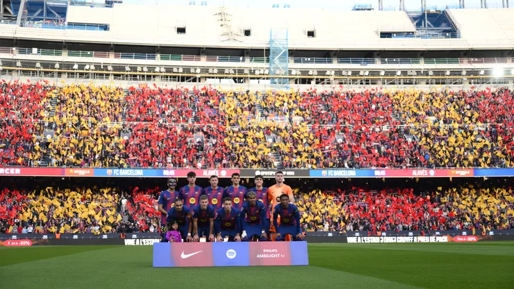 BARCELONA, SPAIN - NOVEMBER 29: General view inside the stadium as players as FC Barcelona pose for a team photo prior to the LaLiga EA Sports match between FC Barcelona and Deportivo Alaves at Spotify Camp Nou on November 29, 2025 in Barcelona, Spain. (Photo by David Ramos/Getty Images)