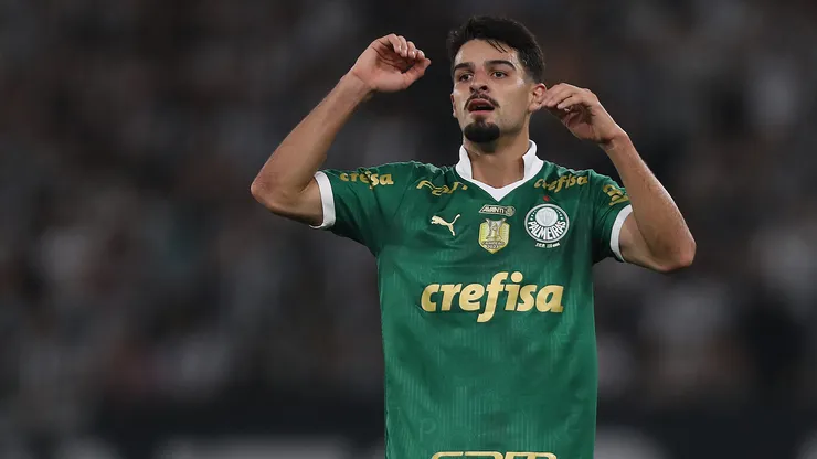 RIO DE JANEIRO, BRAZIL - JULY 17: Jose Manuel Lopez of Palmeiras reacts after missing a goal during the match between Botafogo and Palmeiras as part of Brasileirao 2024 at Estadio Olimpico Nilton Santos on July 17, 2024 in Rio de Janeiro, Brazil. (Photo by Wagner Meier/Getty Images)
