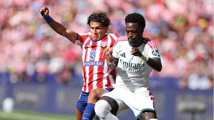 MADRID, SPAIN - SEPTEMBER 20: Vinicius Junior of Real Madrid is challenged by Giuliano Simeone of Atletico Madrid during the LaLiga EA Sports 2026/27 match between Atletico de Madrid and Real Madrid at Riyadh Air Metropolitano on September 20, 2026 in Madrid, Spain. (Photo by Florencia Tan Jun/Getty Images)