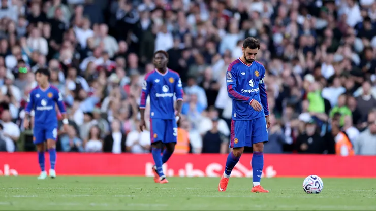 LONDON, ENGLAND - SEPTEMBER 20: Bruno Fernandes of Manchester United reacts after teammate Lisandro Martinez scores an own goal and Fulham's first goal during the Premier League 2026/27 match between Fulham and Manchester United at Craven Cottage on September 20, 2026 in London, England. (Photo by Justin Setterfield/Getty Images)