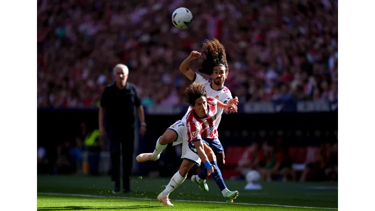 MADRID, SPAIN - SEPTEMBER 20: Giuliano Simeone of Atletico Madrid is challenged by Marc Cucurella of Real Madrid during the LaLiga EA Sports 2026/27 match between Atletico de Madrid and Real Madrid at Riyadh Air Metropolitano on September 20, 2026 in Madrid, Spain. (Photo by Mateo Villalba Sanchez/Getty Images)
