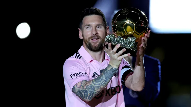 Lionel Messi, camisa 10 do Inter Miami CF, ergue seu troféu durante a cerimônia de entrega da Bola de Ouro no Estádio DRV PNK, em 10 de novembro de 2023, em Fort Lauderdale, Flórida. (Foto de Megan Briggs/Getty Images)
