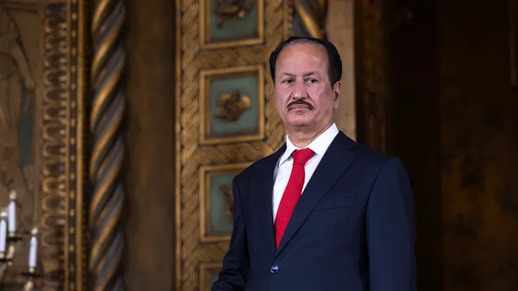 Hussain Sajwani, CEO da DAMAC Properties, ouve o presidente eleito dos EUA, Donald Trump, falar com membros da imprensa durante uma coletiva no Mar-a-Lago Club em 7 de janeiro de 2025, em Palm Beach, Flórida. (Foto de Scott Olson/Getty Images)