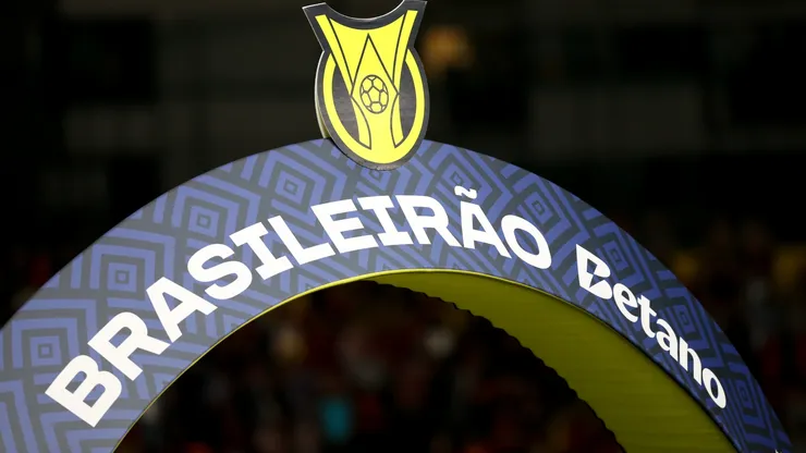 Logo do Brasileirão antes da partida entre Sport e Palmeiras na Ilha do Retiro em Recife (PE), pelo campeonato brasileiro A 2025. Foto: Marlon Costa/AGIF