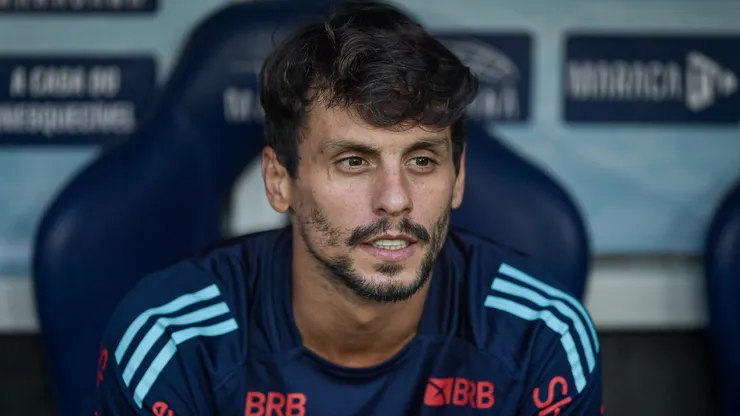 Rodrigo Caio membro da comissão técnica do Flamengo durante partida contra o São Paulo no estádio Maracanã pelo campeonato Brasileiro A 2025. Foto: Thiago Ribeiro/AGIF