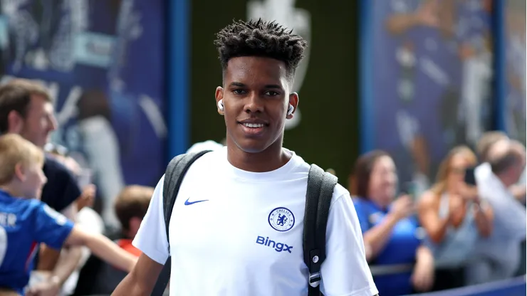 Estêvão busca retomada de espaço no Chelsea.