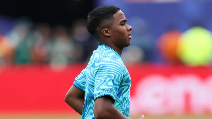 Endrick antes de jogo da Copa do Mundo. (Foto: Buda Mendes/Getty Images)