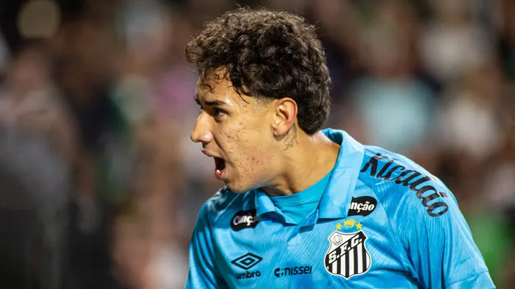 Gabriel Bontempo jogador do Santos comemora seu gol durante partida contra o Coritiba no estadio Couto Pereira pelo campeonato Copa Do Brasil 2026.