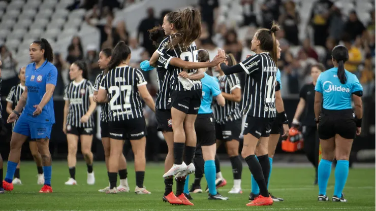 Jogadores do Corinthians comemoram vitória ao final da partida contra o Bahia. Foto: Anderson Romao/AGIF