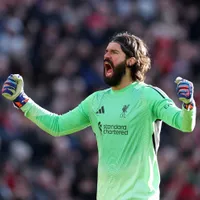 Alisson responde no Liverpool após ficar fora da Seleção