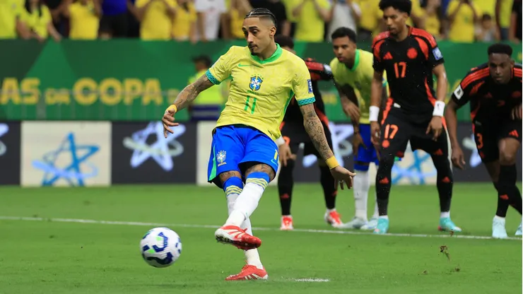 Raphinha é o favorito para ser o batedor de pênaltis do Brasil. Foto: Buda Mendes/Getty Images)