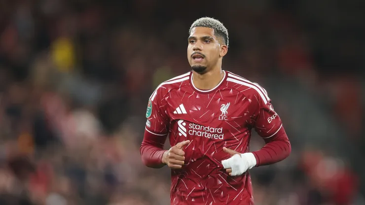 Ronald Araujo, do Liverpool, durante a partida da terceira rodada da Copa da Liga Inglesa entre Liverpool e Tottenham Hotspur, em Anfield, em 15 de setembro de 2026, em Liverpool, Inglaterra. (Foto de Michael Regan/Getty Images)