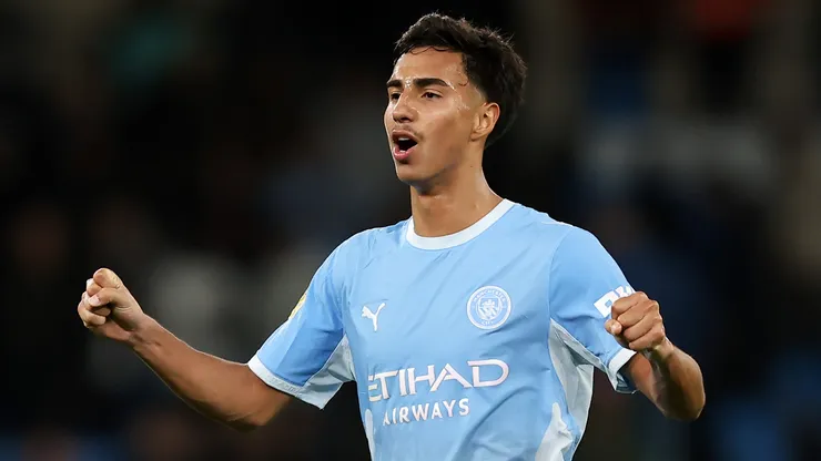 Vitor Reis em jogo do Manchester City. (Foto: Matt McNulty/Getty Images)