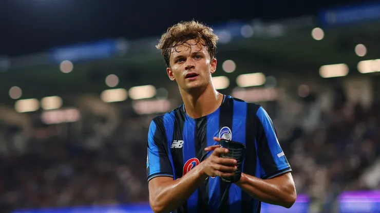 Giorgio Scalvini cumprimenta os torcedores durante a partida da Série A entre Atalanta BC e Pisa SC no Estádio Gewiss em 24 de agosto de 2025 em Bérgamo, Itália. (Foto de Francesco Scaccianoce/Getty Images)