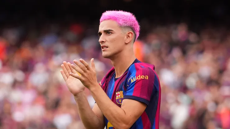 Gavi, do FC Barcelona, acena para os torcedores ao ser apresentado antes da partida do Troféu Joan Gamper entre FC Barcelona e Al Ahly SC no Spotify Camp Nou, em 19 de agosto de 2026, em Barcelona, Espanha. (Foto de Alex Caparros/Getty Images)