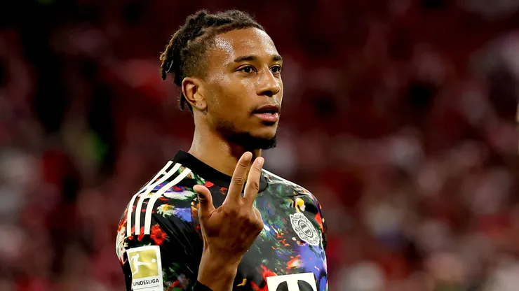 Michael Olise comemora o sétimo gol de sua equipe e o seu hat-trick durante a partida entre Bayern de Munique e Union Berlin. (Photo by Alexander Hassenstein/Getty Images)