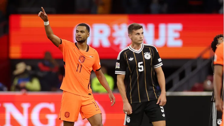 Cody Gakpo comemora o primeiro gol de sua equipe durante a partida da fase de grupos da Liga das Nações entre Holanda e Alemanha. (Photo by Lars Baron/Getty Images)