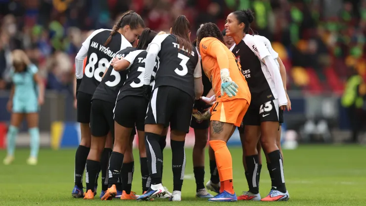 LONDON, ENGLAND - JANUARY 28: Players of SC Corinthians form a huddle before the second half during the FIFA Women's Champions Cup 2026 Semi Final match between Gotham FC and SC Corinthians at Brentford stadium on January 28, 2026 in London, England. (Photo by Jasper Wax/Getty Images)