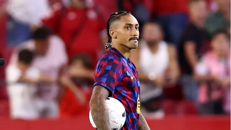 Raphinha após marcar um hat-trick no jogo da LaLiga entre Sevilla e Barcelona. (Photo by Fran Santiago/Getty Images)