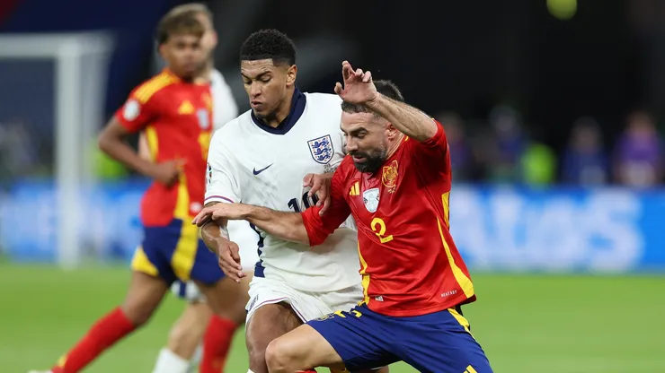 Daniel Carvajal, da Espanha, disputa a bola com Jude Bellingham, da Inglaterra, durante a final da UEFA EURO 2024 entre Espanha e Inglaterra, no Estádio Olímpico de Berlim, em 14 de julho de 2024. (Foto de Richard Pelham/Getty Images)