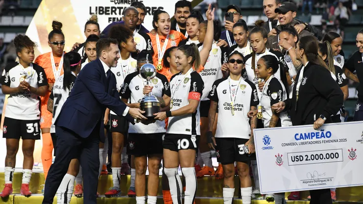 Gabi Zanotti recebe o troféu após a conquista da Libertadores na partida final entre Corinthians e Deportivo Cali. (Photo by Federico Peretti/Getty Images)
