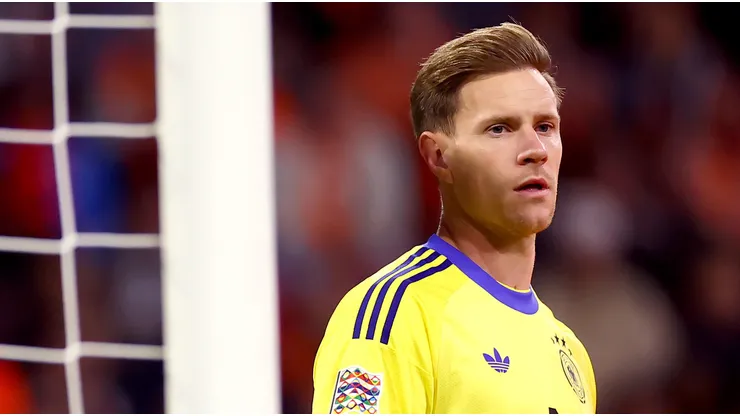 Marc-André ter Stegen observa a partida da fase de grupos da Liga das Nações entre Países Baixos e Alemanha. (Photo by Dean Mouhtaropoulos/Getty Images)