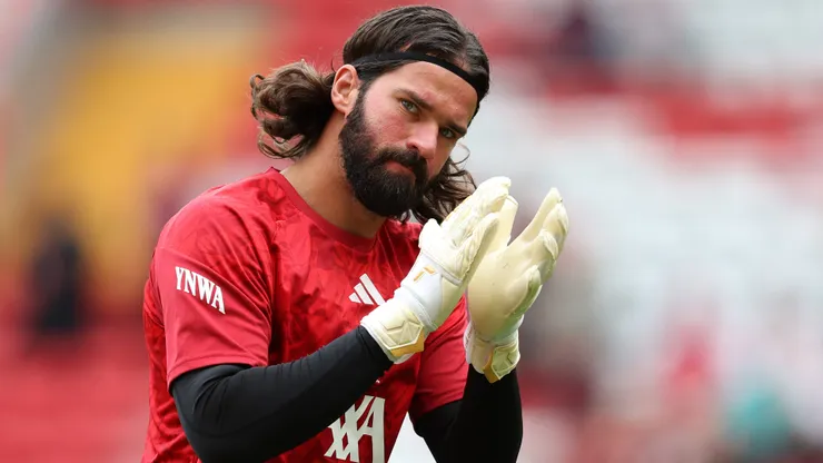 Alisson Becker durante partida da Premier League entre Liverpool FC e Fulham. (Photo by Matt McNulty/Getty Images)