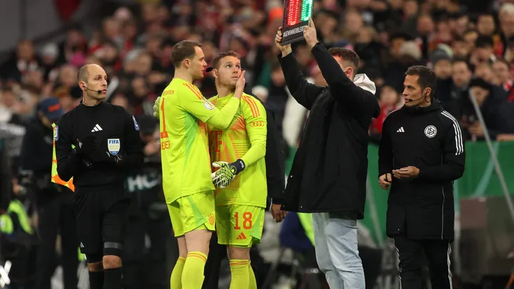 MUNICH, GERMANY - DECEMBER 03: Manuel Neuer of Bayern Munich interacts with Daniel Peretz of Bayern Munich, after leaving the pitch due to a red card during the DFB Cup round of 16 match between FC Bayern München and Bayer 04 Leverkusen at Allianz Arena on December 03, 2024 in Munich, Germany. (Photo by Alex Grimm/Getty Images)