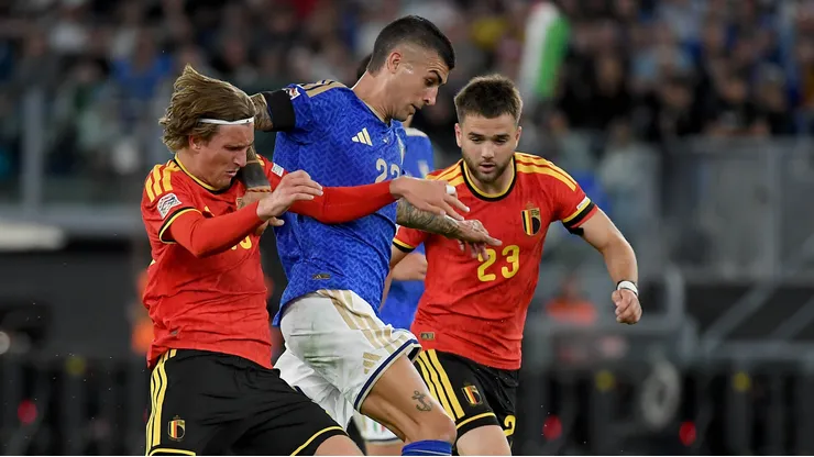 Gianluca Mancini disputa a bola com Mika Godts durante a partida da fase de grupos da Liga das Nações entre Itália e Bélgica. (Photo by Marco Rosi/Getty Images)